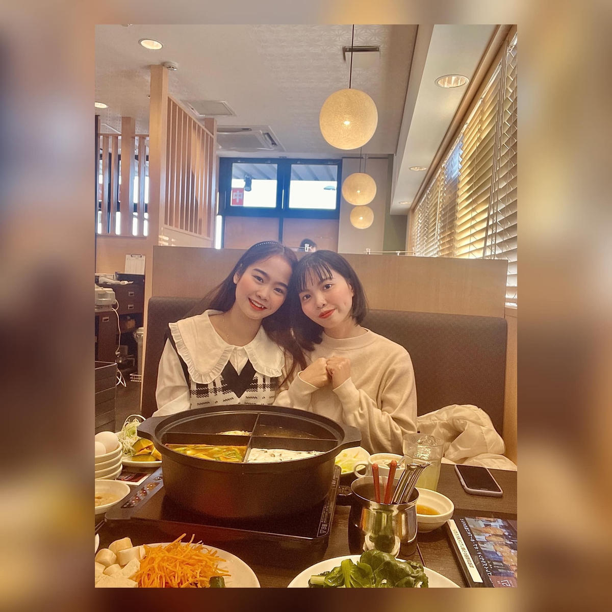 Vào dịp Tết, Hòa hẹn bạn đi ăn để quên đi nỗi nhớ nhà. 