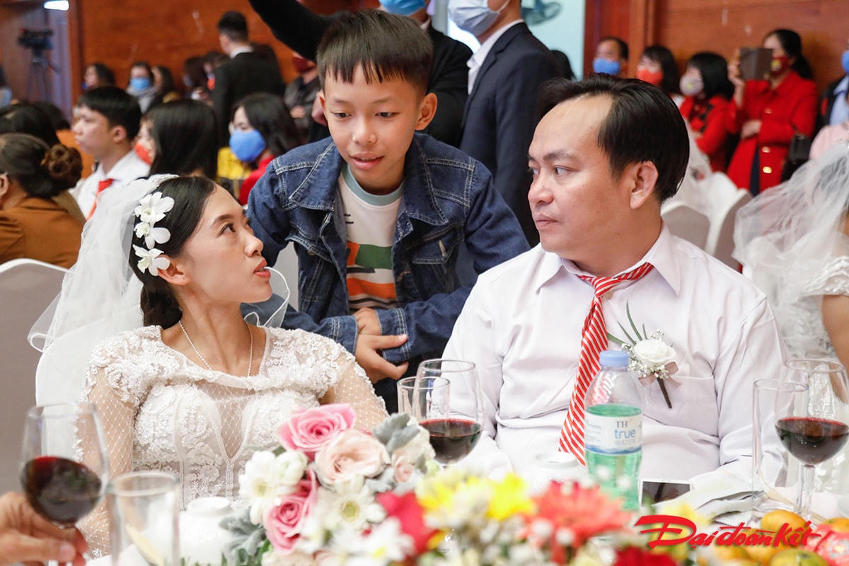 Anh chị Công, Năm và con trai trong ngày hạnh phúc.