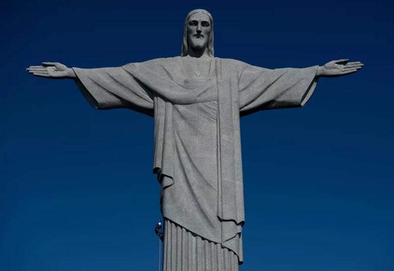 Một công nhân đang trèo xuống khỏi bức tượng Chúa Cứu Thế ở Rio de Janeiro. Tượng Chúa Cứu Thế sẽ kỷ niệm 90 năm tuổi vào tháng 10/2021 và đang được trùng tu để đảm bảo rằng nó trông đẹp nhất trong mắt công chúng và khách du lịch ghé thăm.  