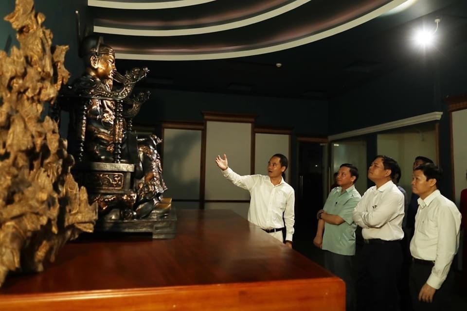 Ông Nguyễn Văn Tưởng giới thiệu những gian trưng bày đặc sắc mang giá trị văn hóa của Bảo tàng Trầm Hương với đoàn công tác