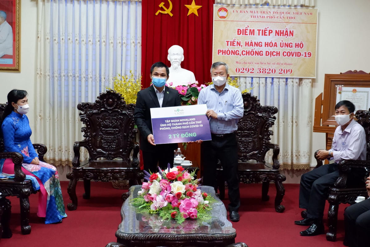 Đại diện Tập đoàn Novaland trao ủng hộ số tiề 02 tỷ đồng vào nguồn Quỹ phòng, chống Covid-19.