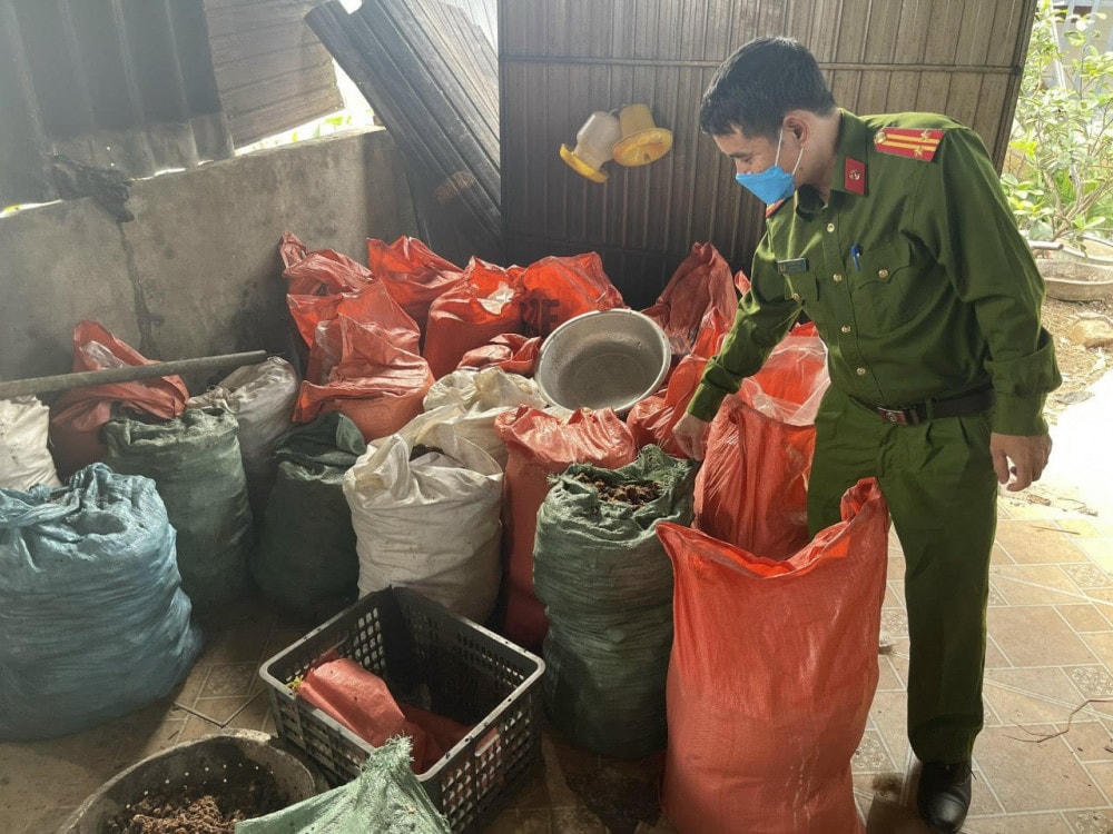 9 tạ mỡ bò "bẩn" phát hiện tại nhà của người dân ở xã Tân Lâm Hương.
