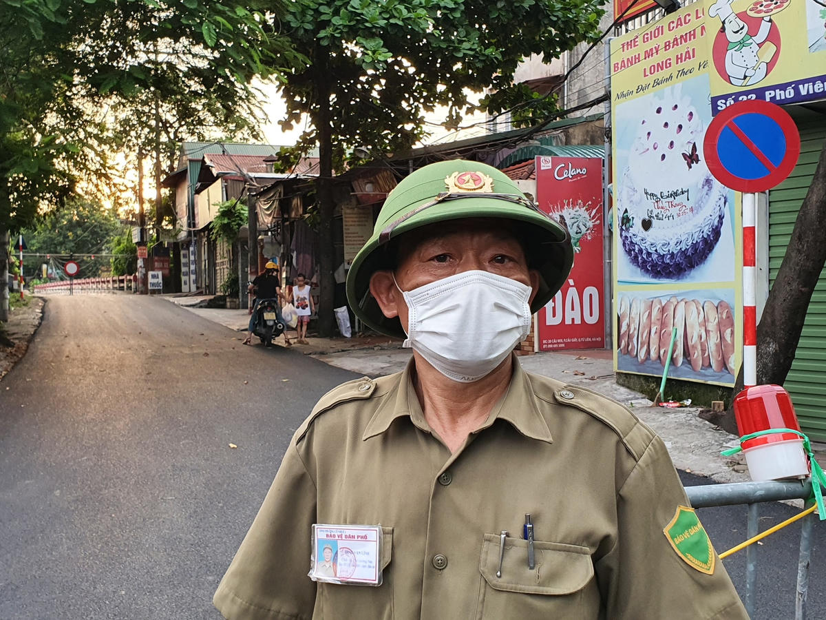 Theo ông Đinh Văn Lĩnh, Phó ban bảo vệ phường Cổ Nhuế 2:"Trước khi lắp chốt cứng, lượng phương tiện lưu thông qua đây rất lớn, đặc biệt trong những giờ cao điểm. Bởi bậy trong những ngày đầu đặt chốt cứng, rất nhiều người dân rất bỡ ngỡ, chúng tôi phải nhắc nhở và hướng dẫn cho họ biết cách di chuyển". 