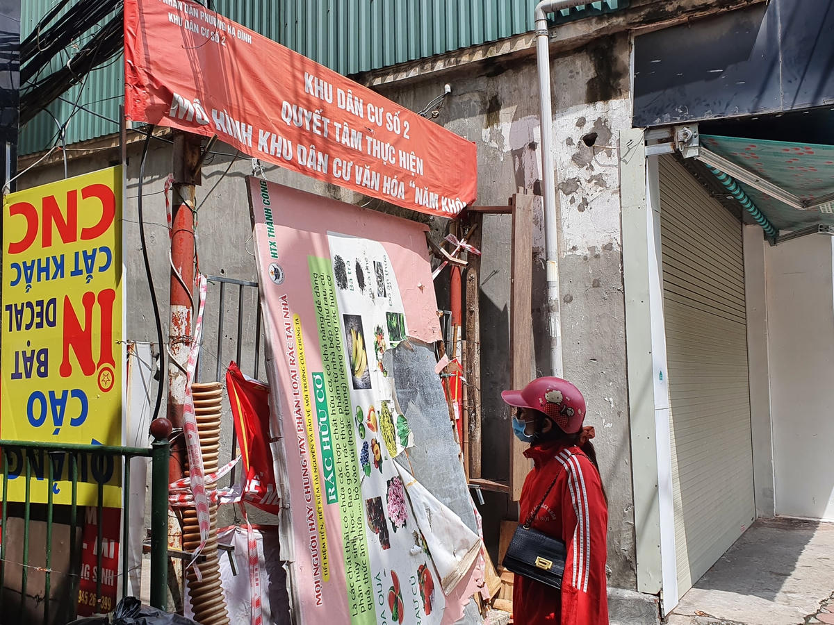 Dọc sông Tô Lịch, rất nhiều đường đi lối lại trước đây đã trở thành ngõ cụt.