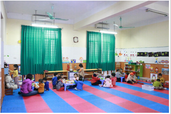 Lớp học được trang bị thảm xốp, cửa đóng kín để giữ ấm cho học sinh, (Nguồn: Sưu tầm)