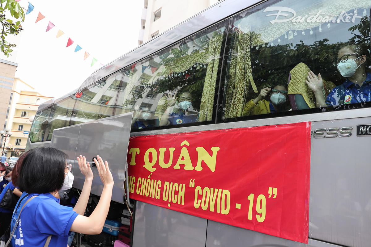 [ẢNH] ‘Đoàn quân’ Học viện Y dược học Cổ truyền Việt Nam lên đường đi TP HCM ‘chống dịch’