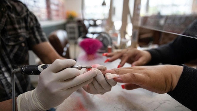 Làm nail vốn được coi là nghề “ăn nên làm ra” tại Mỹ. Ảnh: Reuters.