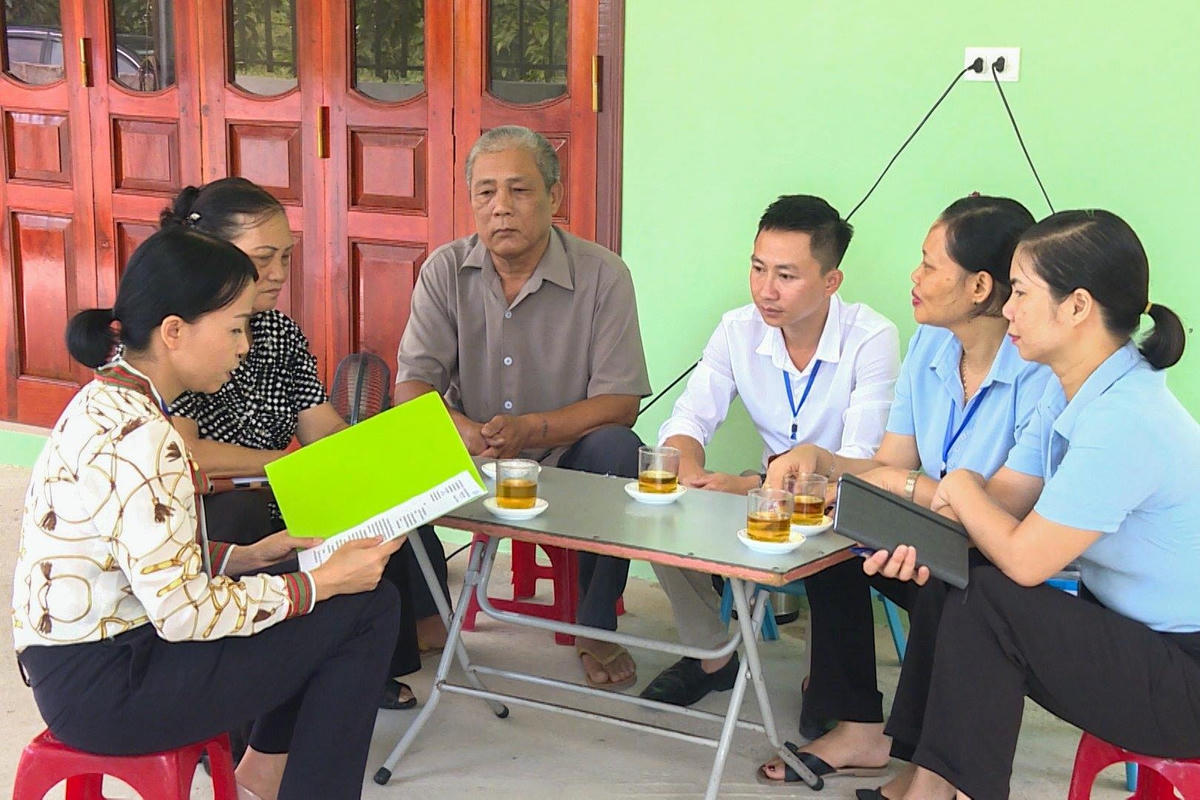 Cán bộ MTTQ phường Hoành Bồ (TP Hạ Long, Quảng Ninh) nắm tình hình hộ dân gặp khó khăn do ảnh hưởng của dịch Covid-19. Ảnh: Trúc Linh.