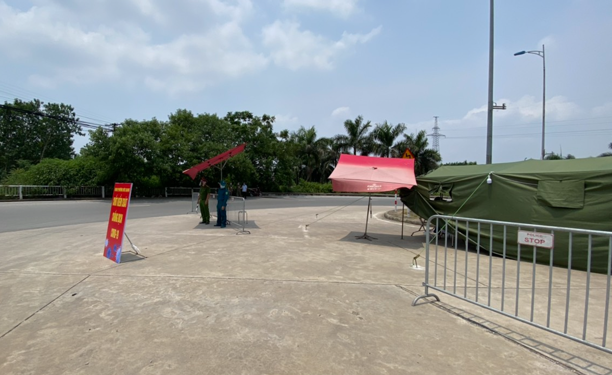 Chốt kiểm soát được dựng lều và trang bị rào chắn, ô, đảm bảo cho công tác kiểm soát được thực hiện 24/7. Ảnh: L.A..