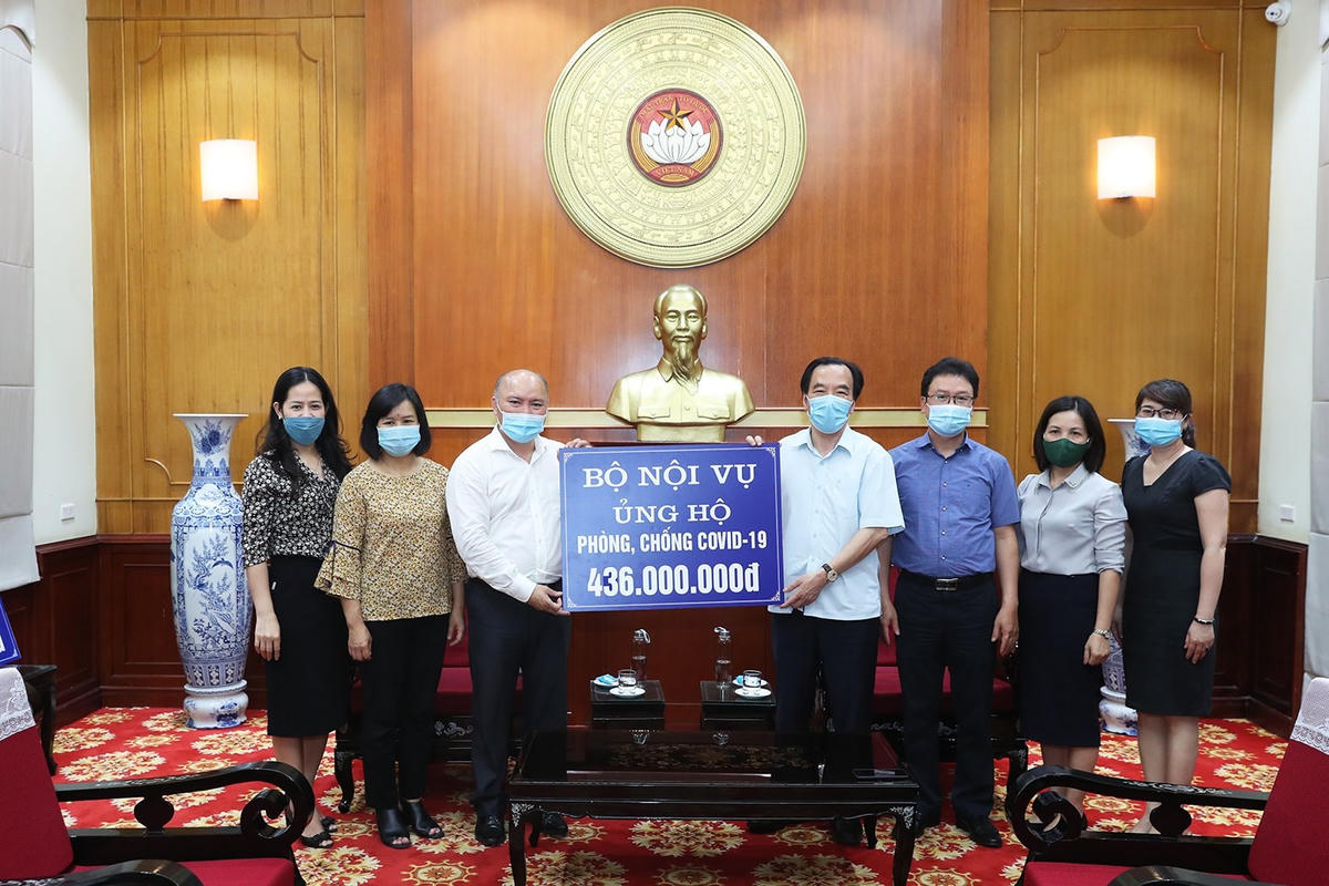 Phó Chủ tịch Ngô Sách Thực tiếp nhận ủng hộ từ Bộ Nội vụ.