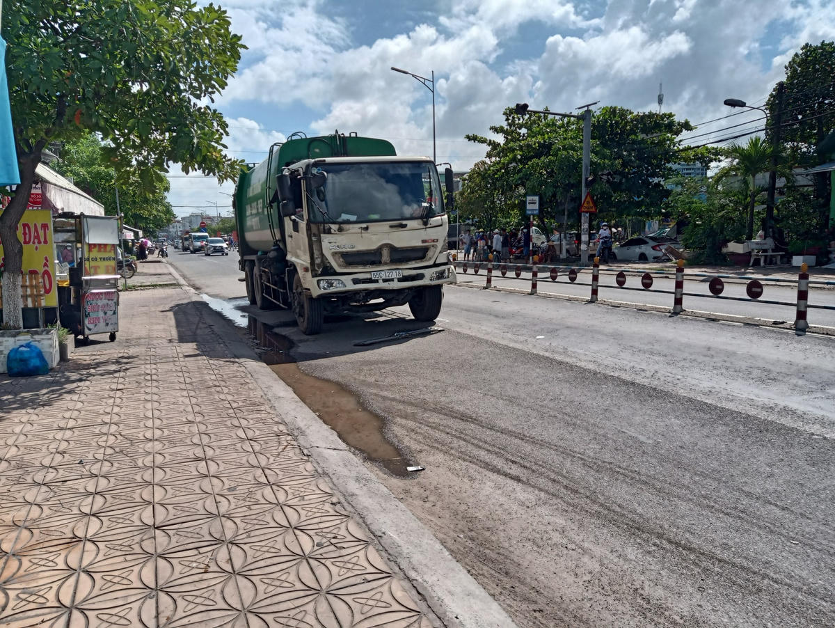 Chiếc xe chở rác tông nhiều xe vẫn tiếp tục di chuyển cách hiện trường khoảng 50m. 
