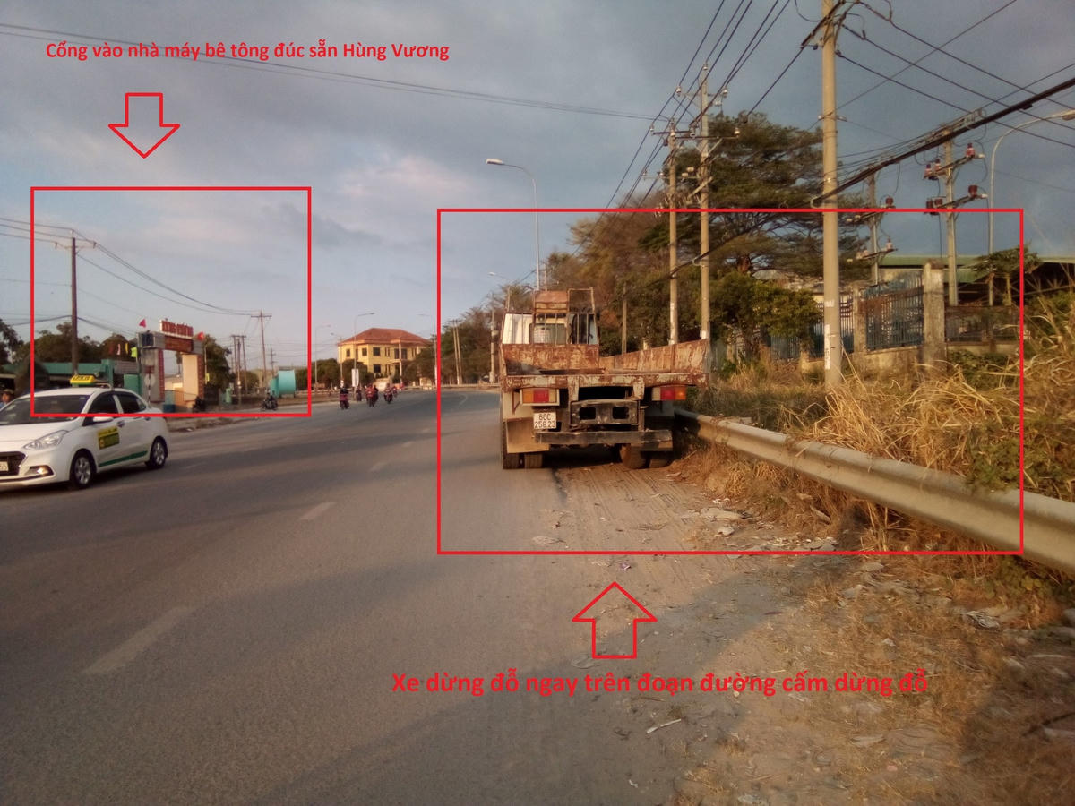 Xe dừng đỗ trên đường ngay cạnh và trước khu vực cổng nhà máy bê tông đúc sẵn Hùng Vương