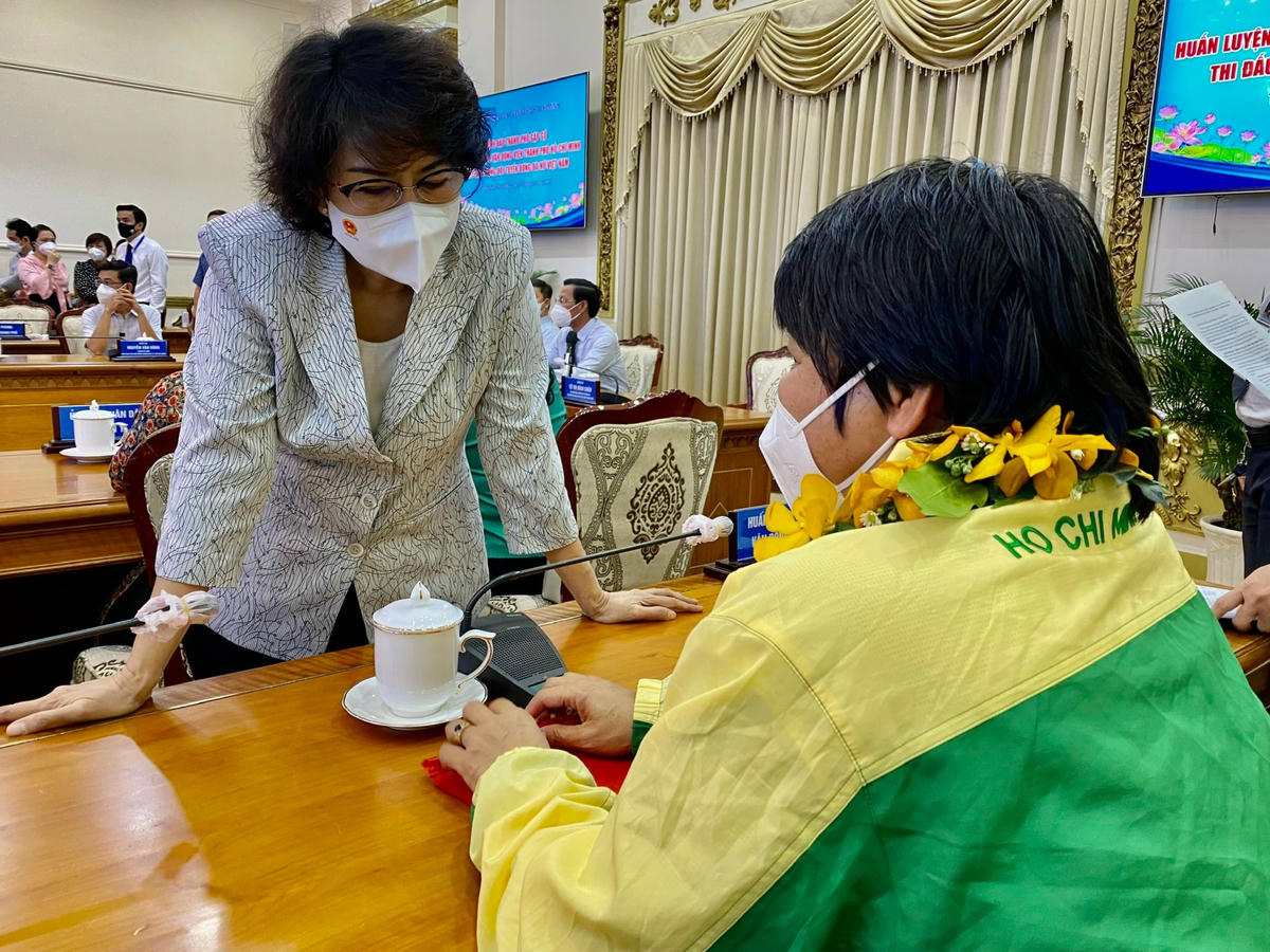 Bà Tô Thị Bích Châu, Chủ tịch MTTQ TP HCM hỏi thăm, động viên, chia sẻ với các nữ tuyển thủ.