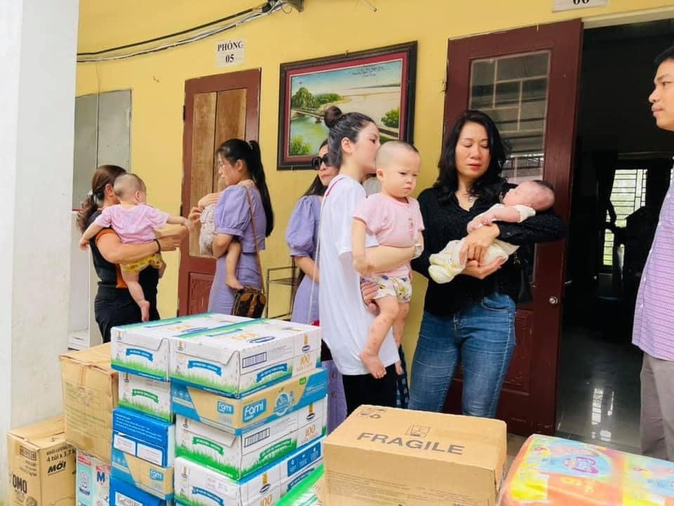 Trên trang cá nhân cô nàng thường xuyên cập nhật hình ảnh đi giúp đỡ người nghèo, gia đình có hoàn cảnh khó khăn.