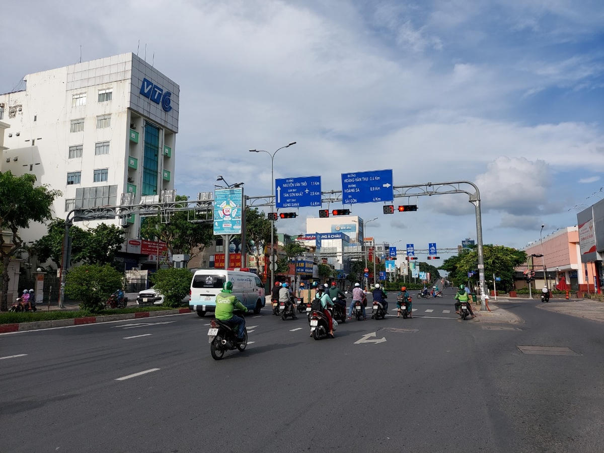 Đường phố TP HCM thông thoáng do người dân hạn chế ra đường trong những ngày giãn cách xã hội. Ảnh: Trung Lĩnh.