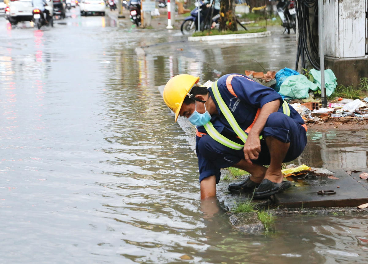 Công nhân công trình đô thị, xử lý một số điểm ngập.