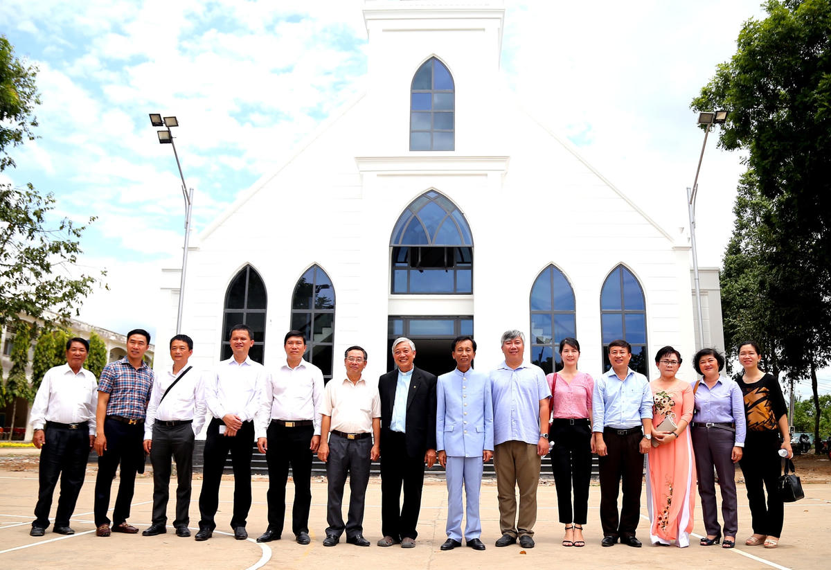 Hiệp sĩ Đại Thánh giá Lê Đức Thịnh cùng các thầy cô và lãnh đạo địa phương tới dự trong ngày bế giảng. 