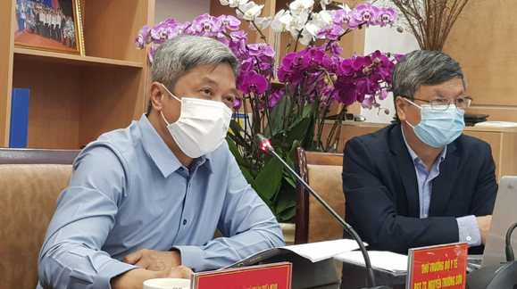 Thứ trưởng Bộ Y tế Nguyễn Trường Sơn đồng chủ trì buổi hội chẩn trực tuyến toàn quốc chiều 19/2. Nguồn: Báo Gia đình và xã hội.