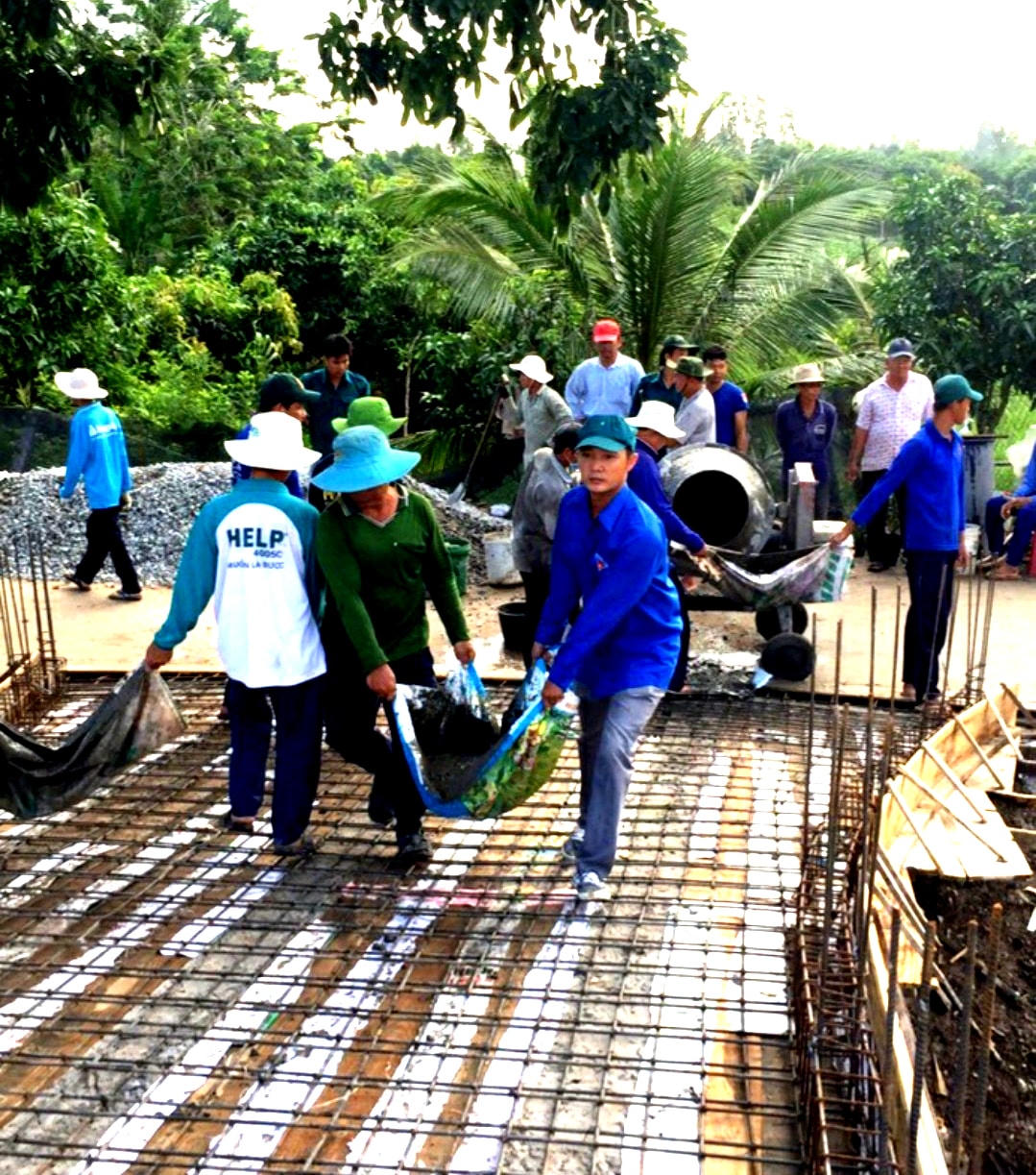 Người dân TP Cần Thơ chung sức, chung lòng cùng với chính quyền địa phương.