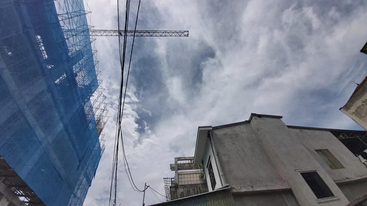 "Cánh tay" nâng vật liệu phụ vụ thi công dự án luôn "án ngự" trên nhà dân (Ảnh: Điền Bắc)