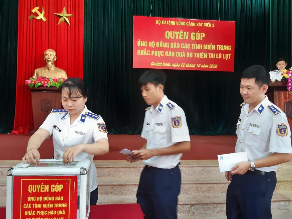 Cán bộ, chiến sĩ CSB2 ủng hộ đồng bào lũ lụt.