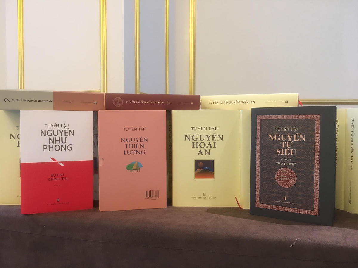 Một số cuốn trong bộ tuyển tập của ba thế hệ các nhà văn.