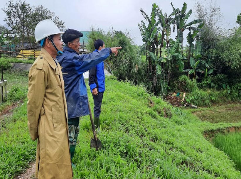 Người dân thôn Phú Thành phản ánh tình trạng sạt lở.