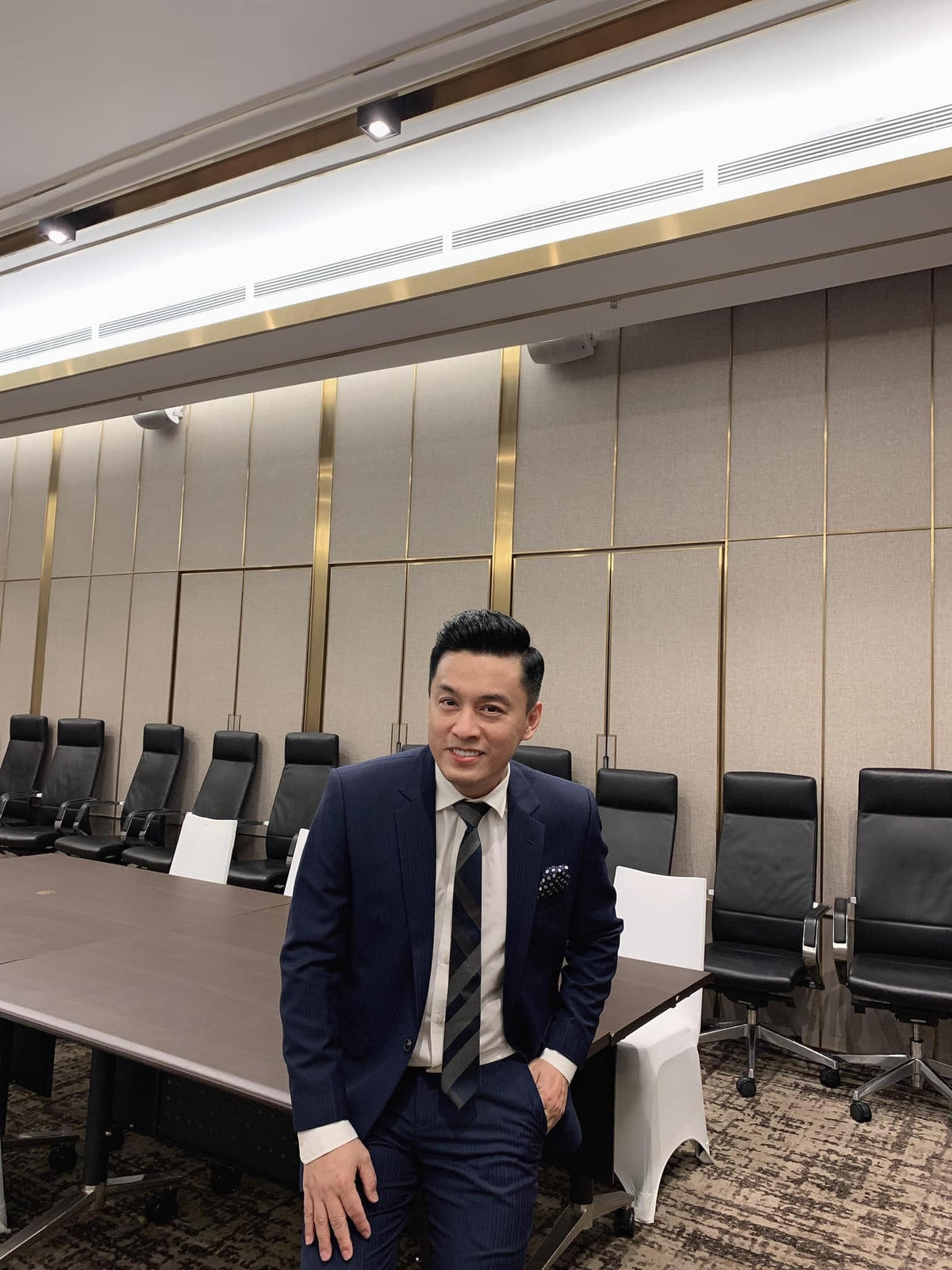 Anh Hai Lam Trường dí dỏm: "Đi hát mà như đi họp".