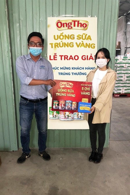 Niềm vui bất ngờ đến với chị Hồng Nhung – Phú Lộc, Thừa Thiên Huế khi nhận giải may mắn – 5 chỉ vàng.