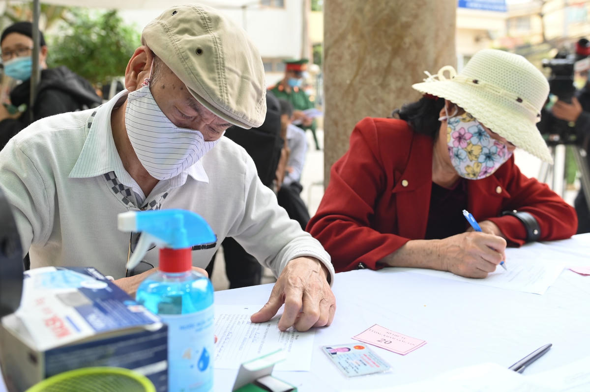 Nhiều người cao tuổi đã đến Trung tâm thử nghiệm lâm sàng và tương đương sinh học, Học viện Quân y (Hà Nội), để tham gia thử nghiệm.