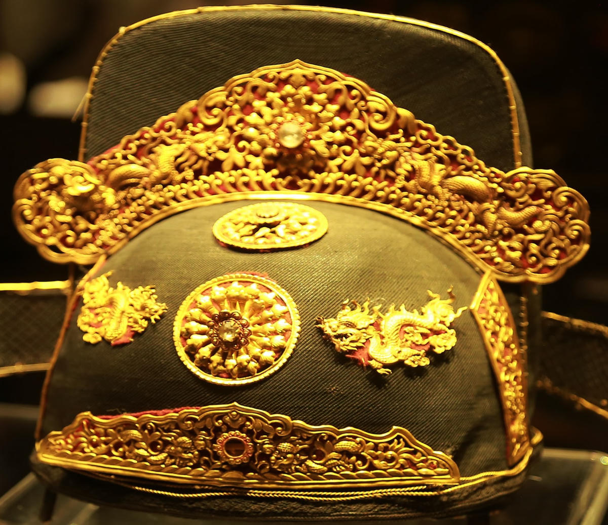 Những đường nét hoa văn trên chiếc mũ được chế tác vô cùng tinh xảo.