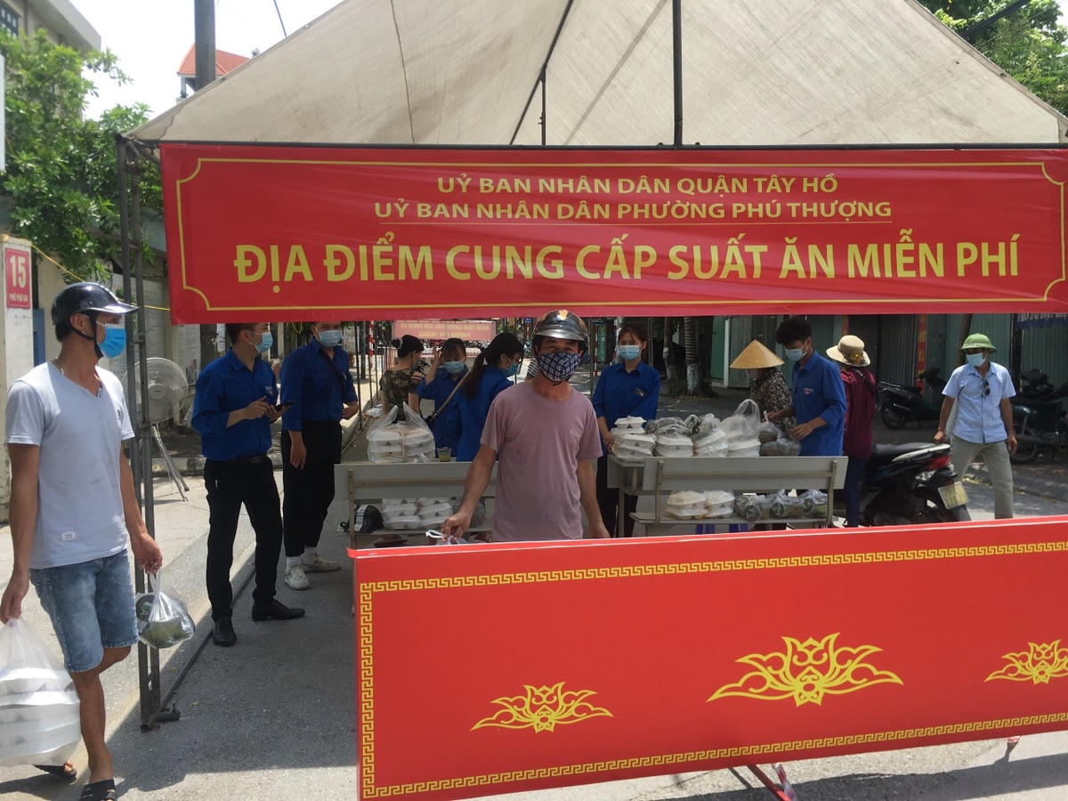 Điểm phát cơm miễn phí tại phường Phú Thượng.