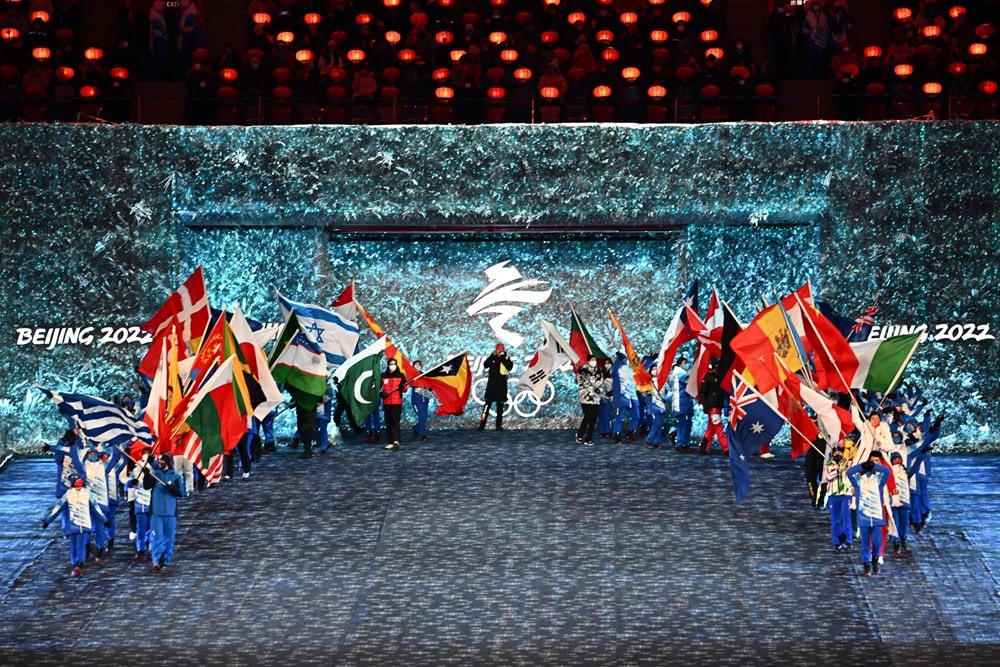 Các vận động viên rước quốc kỳ các nước tại lễ bế mạc Olympic mùa Đông Bắc Kinh 2022, Trung Quốc, ngày 20/2/2022. (Ảnh: AFP/ TTXVN).