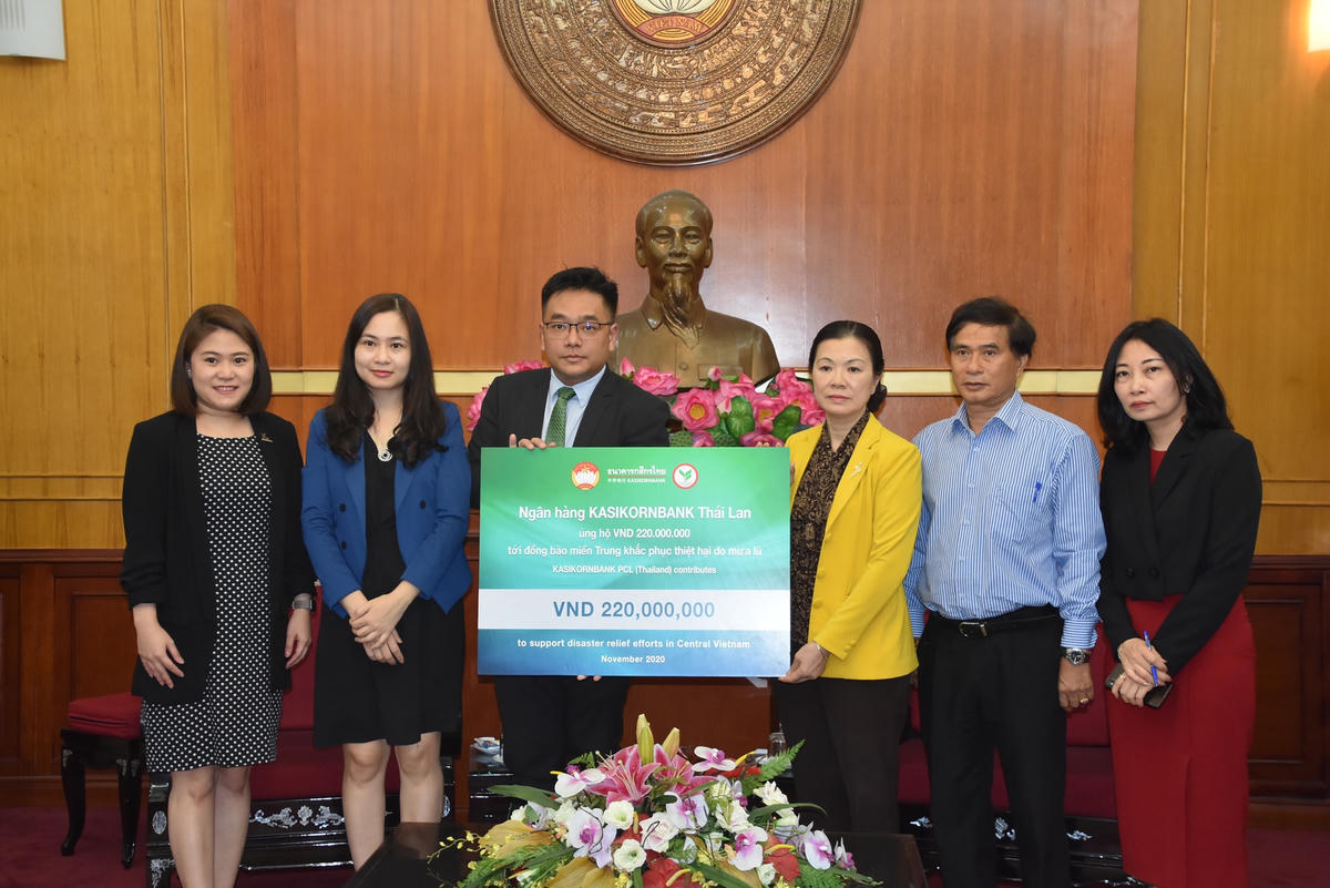 Phó Chủ tịch Trương Thị Ngọc Ánh tiếp nhận ủng hộ từ Ngân hàng Kasikornbank Thái Lan.