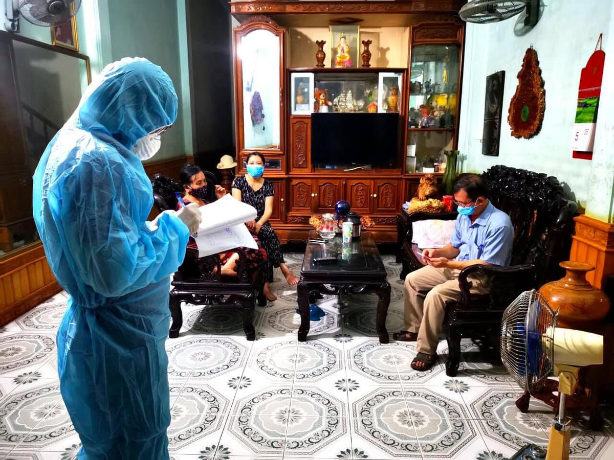Cán bộ CDC Thanh Hóa điều tra dịch tễ các trường hợp liên quan đến ca tái dương tính Covid-19