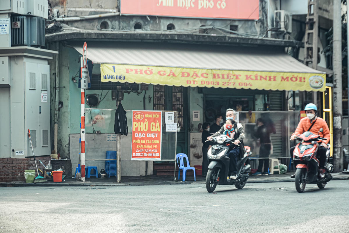 Đặc biệt hơn cả, mặc dù nằm cách nhau chỉ mất chừng vài bước chân nhưng quán phở số 1 Hàng Chiếu chỉ được được phép bán mang về còn quán phở nằm trên phố Hàng Bồ vẫn được phép phục vụ tại chỗ.