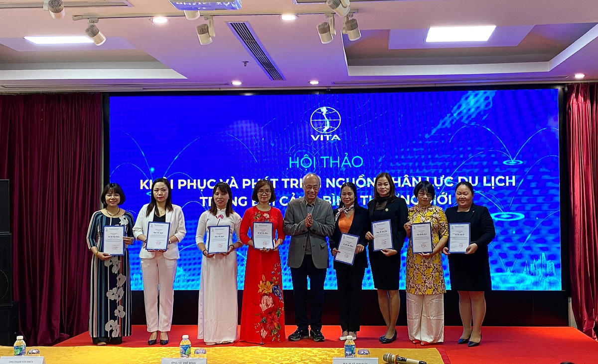 Tại hội thảo, nhiều nhân lực du lịch có chất lượng cao được cấp chứng chỉ đào tạo về kỹ năng, nghiệp vụ.