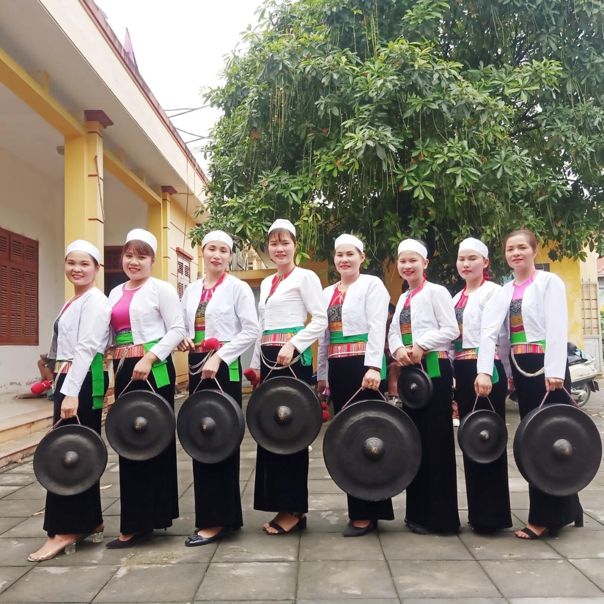 Phụ nữ dân tộc Mường trong trang phục truyền thống,