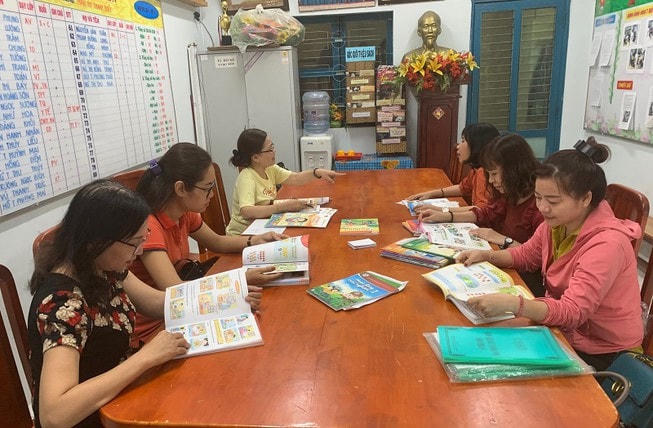 Giáo viên nghiên cứu, lựa chọn SGK mới. Ảnh minh họa/INT.