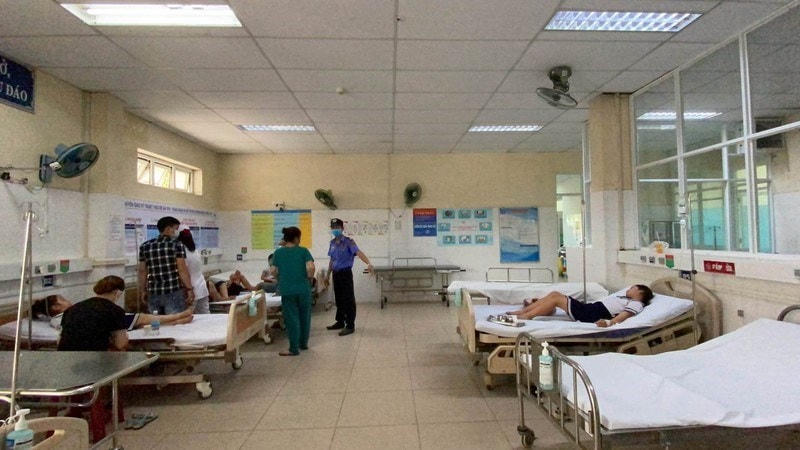 Nhiều học sinh phải nhập viện sau khi chơi đất nặn. Ảnh: PLO.