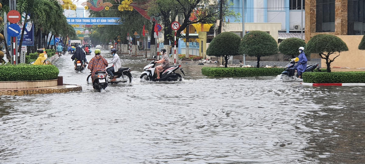Nước ngập sâu trên tuyến đường Trần Phú khiến giao thông trở nên hỗ loạn.