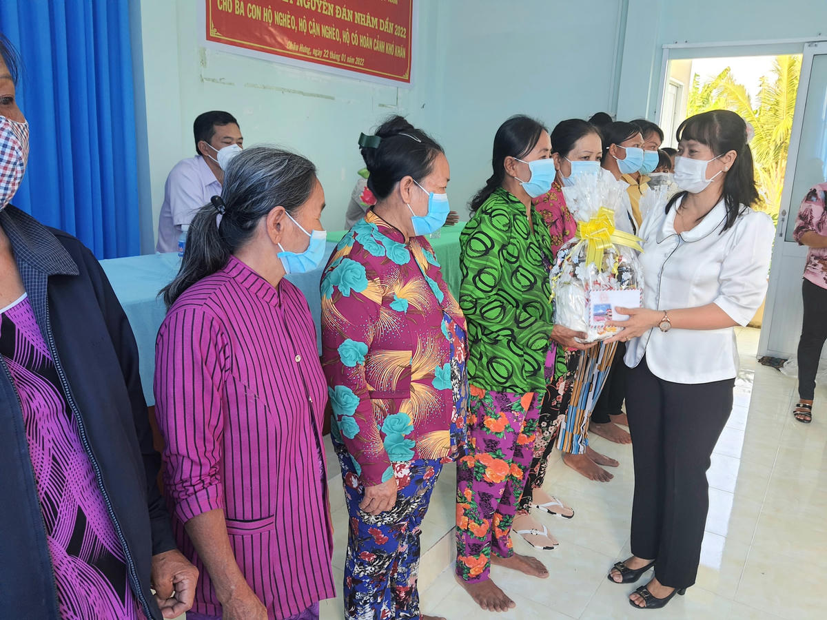 Phó chủ tịch Ủy ban MTTQ Việt Nam tỉnh Bạc Liêu Phạm Thị Mỹ Linh cho hộ nghèo, hộ cận nghèo, hộ có hoàn cảnh khó khăn tại thị trấn Châu Hưng, huyện Vĩnh Lợi.