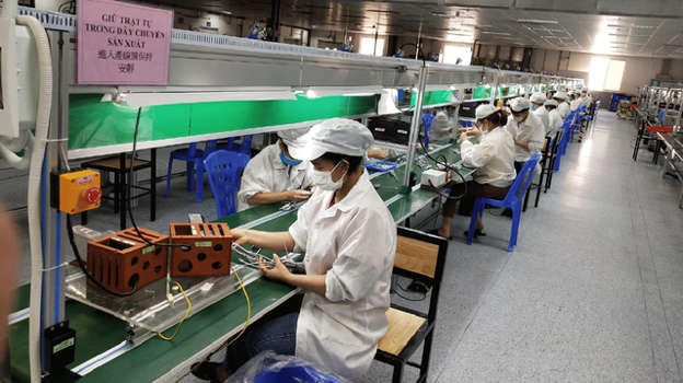 Xưởng sản xuất của Công ty TNHH New Wing Interconnect Technology (Khu công nghiệp Vân Trung, huyện Việt Yên, tỉnh Bắc Giang) bảo đảm giãn cách giữa người lao động theo quy định. Ảnh: Minh Linh.