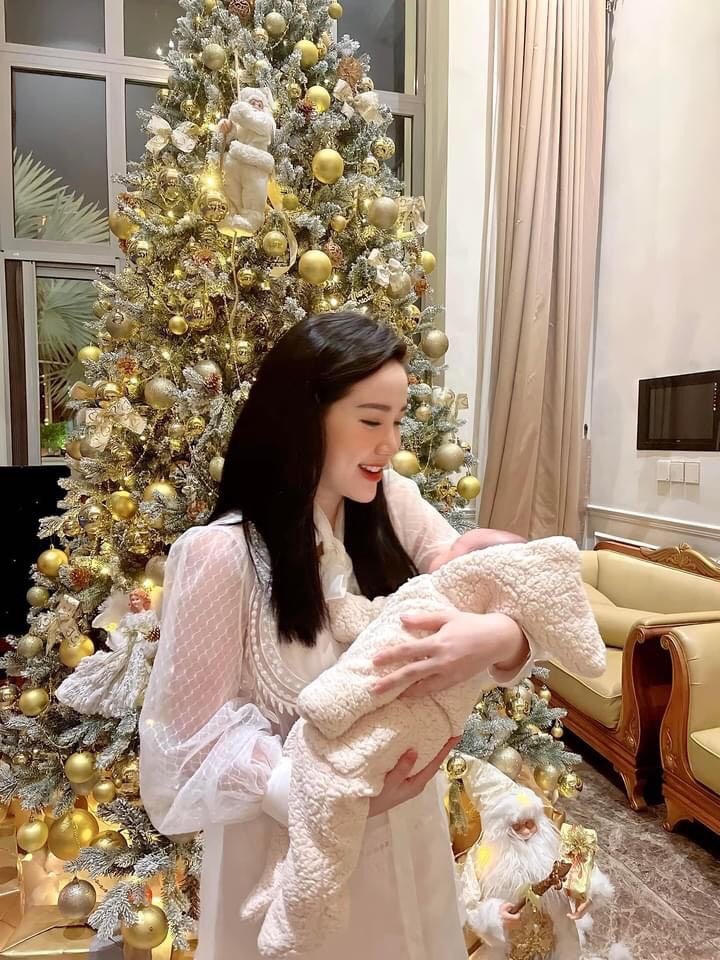 Bảo Thy khoe con trai nhỏ mới sinh nhân dịp Noel. Cô bày tỏ: “Giáng Sinh đầu tiên của Mẹ Con mình thật ấm áp và hạnh phúc”.
