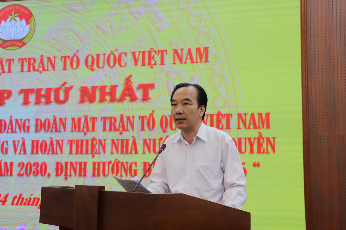 Phó Chủ tịch Ngô Sách Thực phát biểu tại phiên họp.