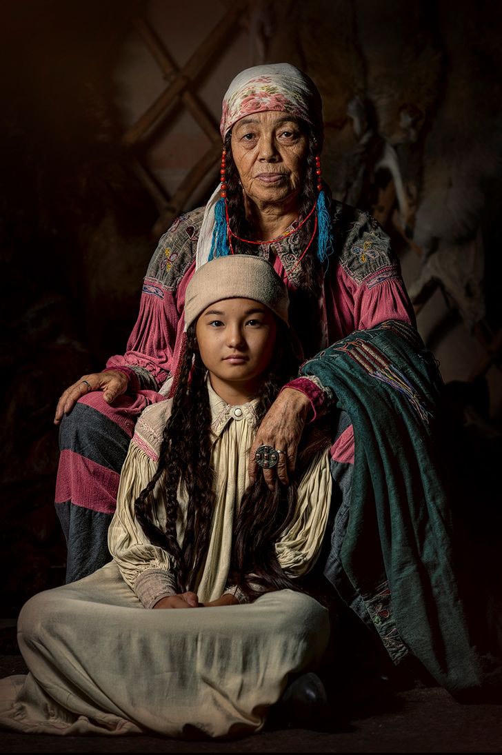 Maria và Aimka, người bản địa Khakas của Siberia.