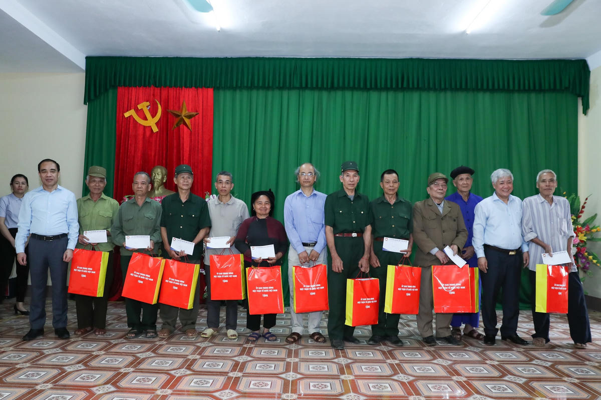 Bí thư Trung ương Đảng, Chủ tịch UBTƯ MTTQ Việt Nam Đỗ Văn Chiến trao quà cho các hộ gia đình nghèo và gia đình chính sách tại xã Kiên Đài.