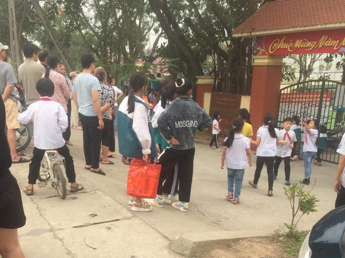 Nhiều người dân tập trung đứng xem sự việc. Nguồn: Dân trí.