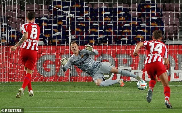 Sau khi xem lại VAR, trọng tài cho Atletico được thực hiện lại và Saul Niguez đã gỡ hòa 2-2.