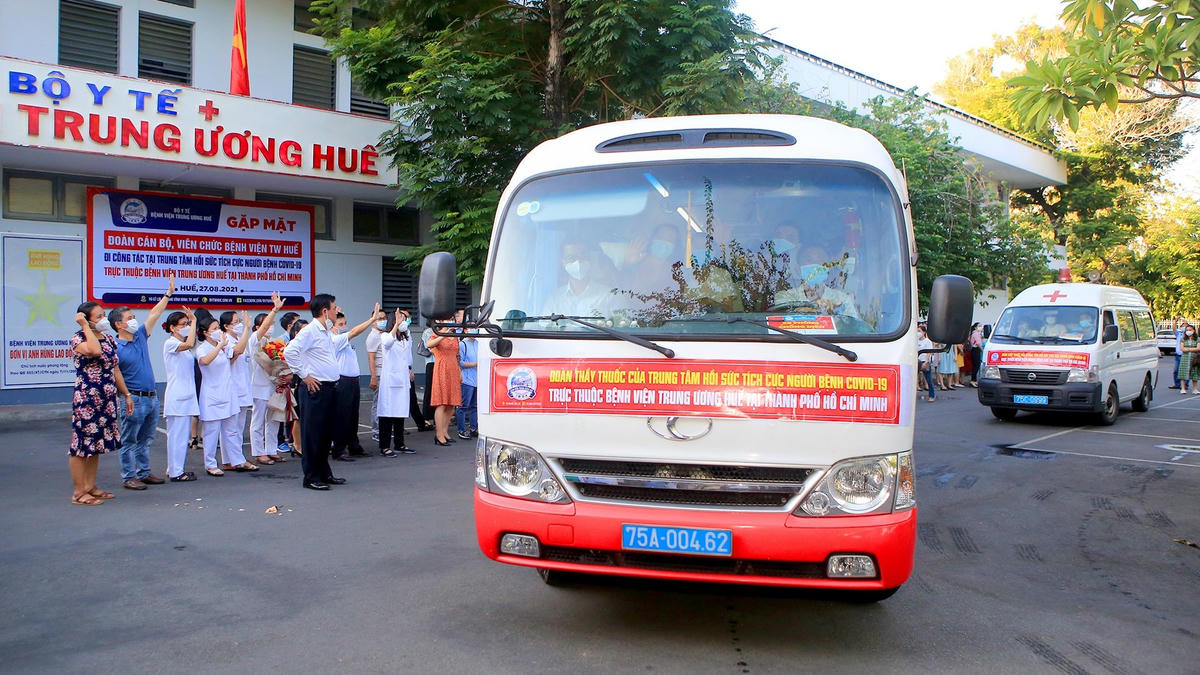 Đoàn y, bác sĩ Bệnh viện Trung ương Huế lên đường vào TP Hồ Chí Minh chống dịch.